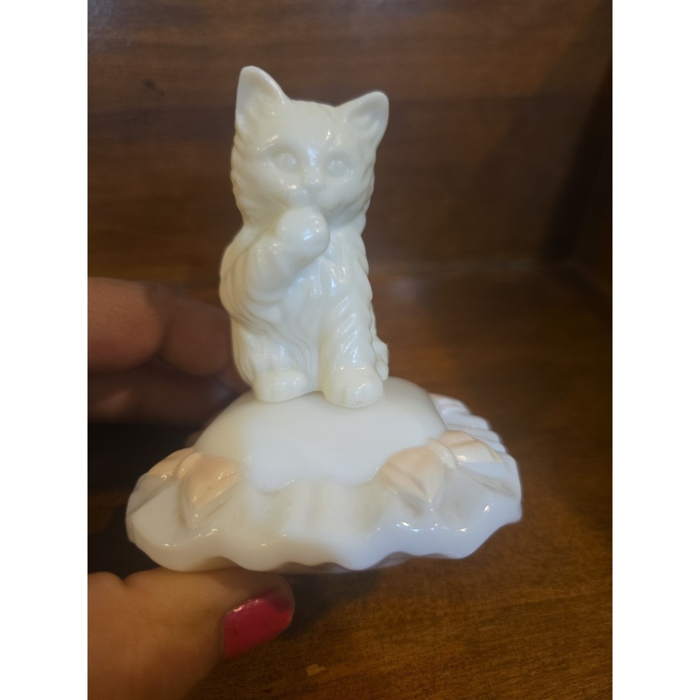Avon Sitting Pretty Kitten Cat Milk Glass Pillow Perfume Bottle Vanity VTG - Picture 5 of 5